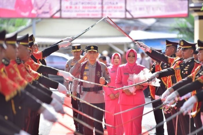 Kapolda Gorontalo Baru, Irjen Pol Widodo Disambut Tradisi Pedang Pora
