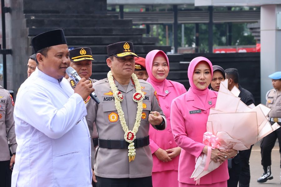 Sah! Irjen Asep Edi Jabat Kapolda Metro Jaya, Irjen Karyoto Dilepas