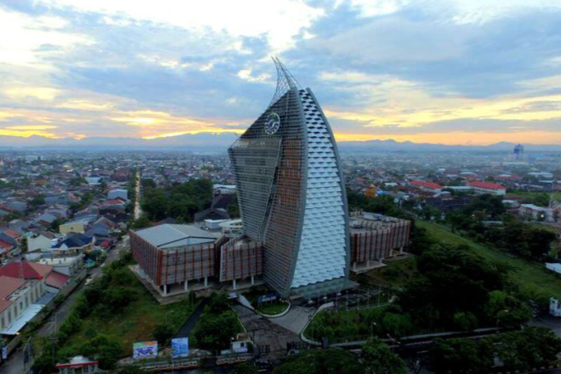 Chat Mesum hingga Ajakan ke Hotel, Dosen Laporkan Rektor UNM Atas Dugaan Pelecehan Seksual