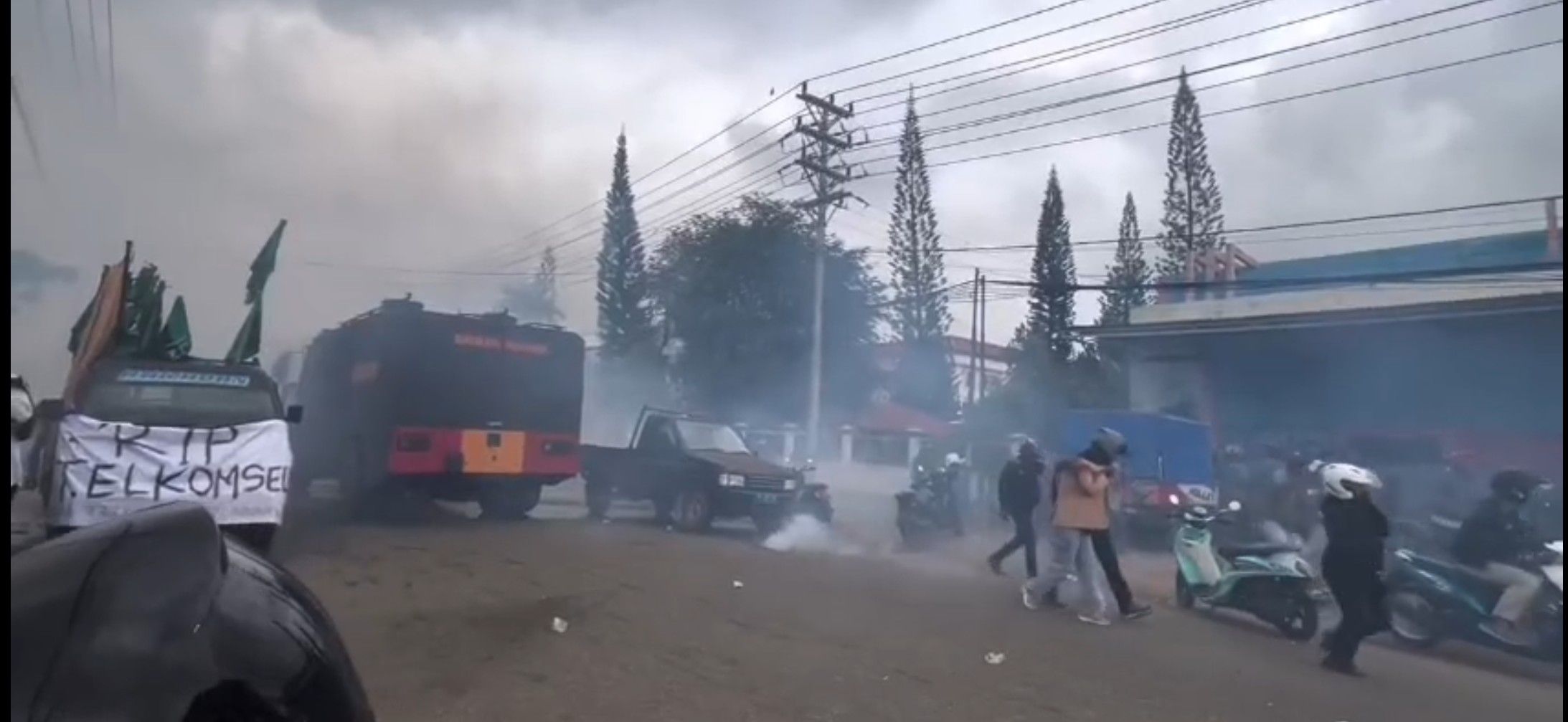 Internet Gangguan,Aksi Unjuk Rasa dikantor Telkom Berakhir Ricuh