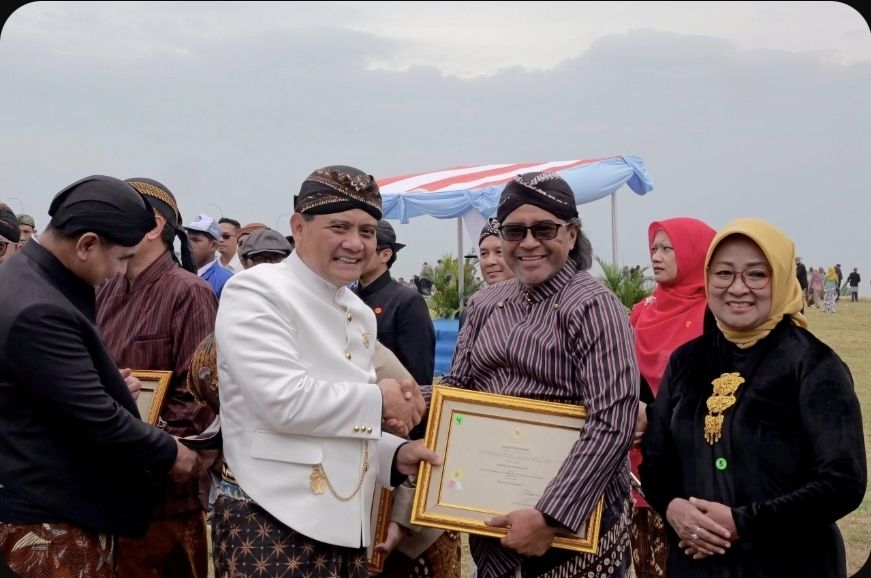 Temanggung Dinilai Unggul, Gubernur Jateng Beri Penghargaan ke Bupati Agus Setyawan