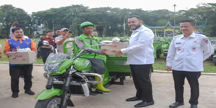 Bentuk Dukungan Program Indonesia Bebas Sampah 2029: Pemko Padang Serahkan 178 Bentor Sampah