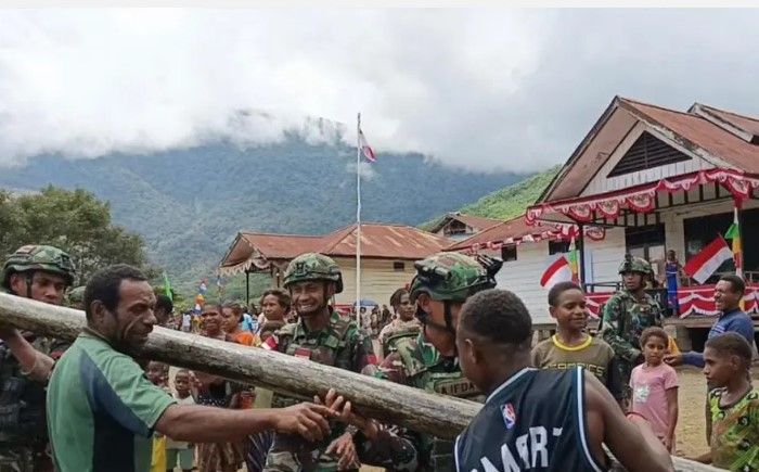 Kolaborasi TNI dan Warga Oksamol Wujudkan Perubahan Lewat Karya Bhakti di Papua