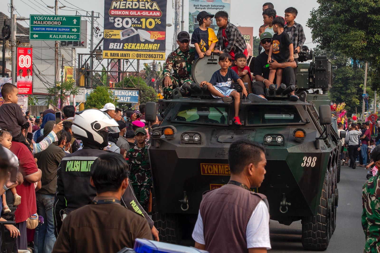 Keseruan Parade Alutsista Hingga Bendera Merah Putih Raksasa Warnai Pembukaan IDME 2025 di Sleman City Hall Peringati HUT RI Ke-80
