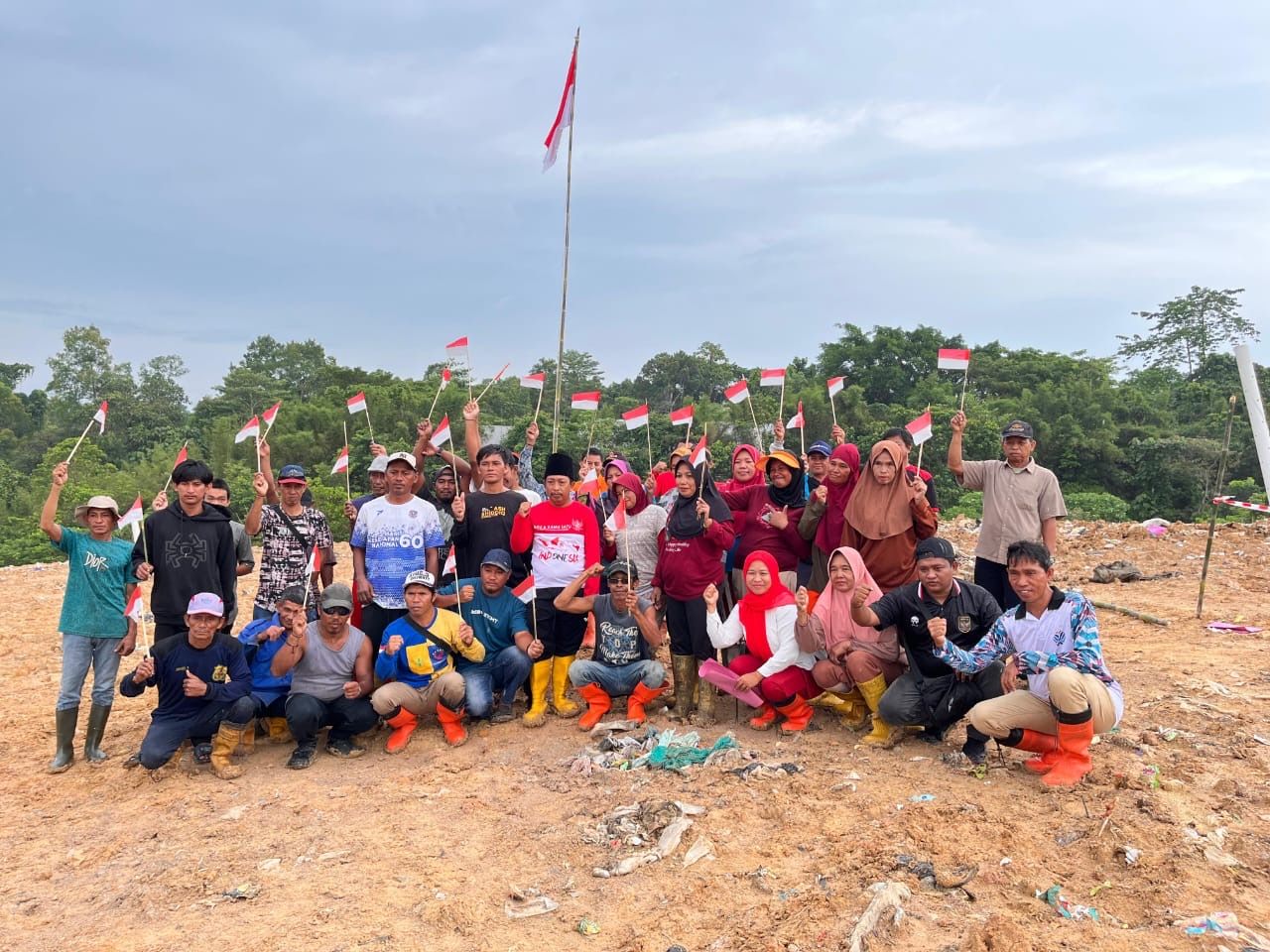 Upacara Bendera di Gunung Sampah, Aksi Unik Pemulung Peringati HUT RI ke-80