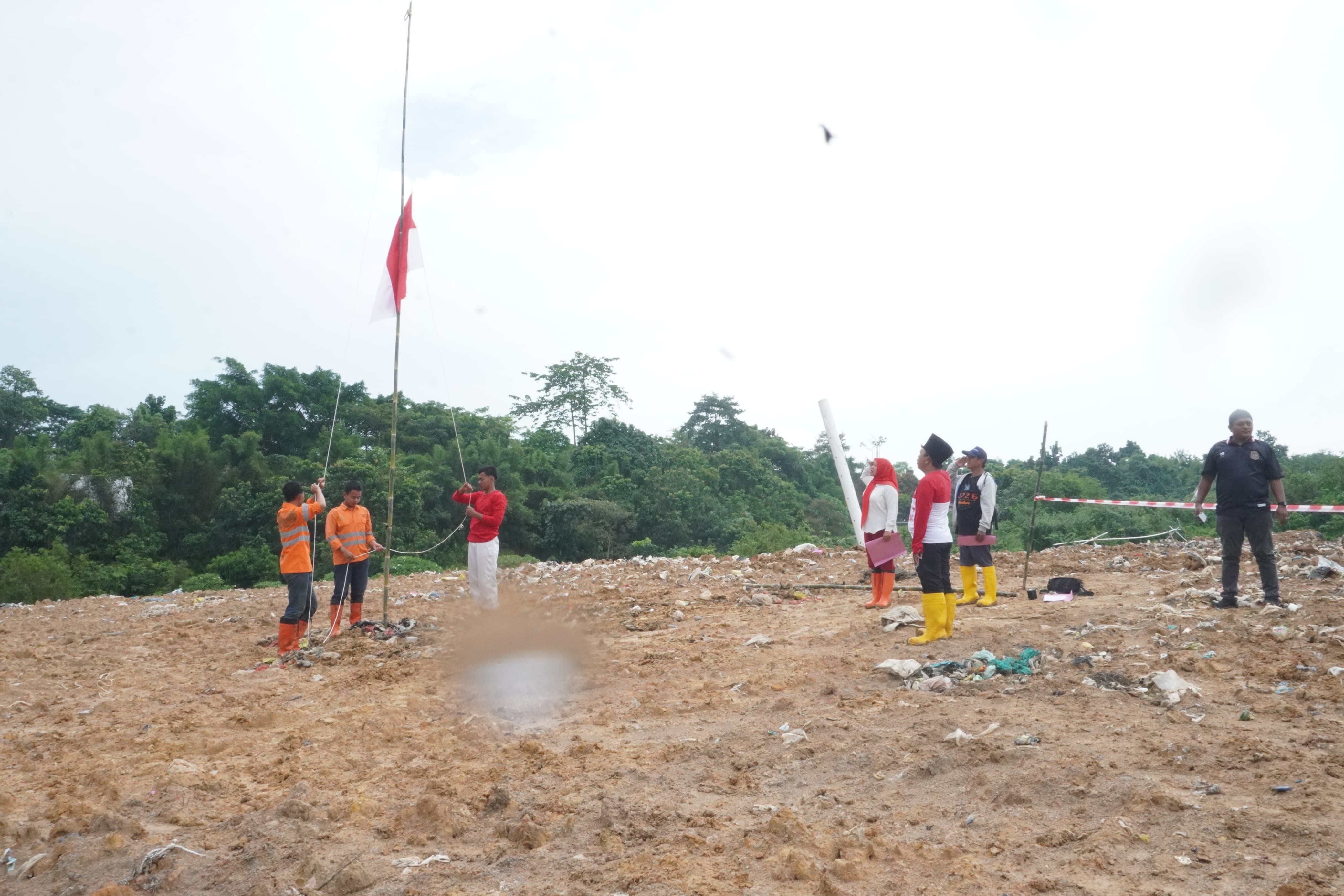Upacara Bendera di Gunung Sampah, Aksi Unik Pemulung Peringati HUT RI ke-80