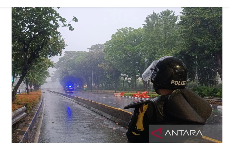Bentrok Masih Berlanjut, Petugas Terus Dorong Mundur Massa Aksi di Sekitar DPR