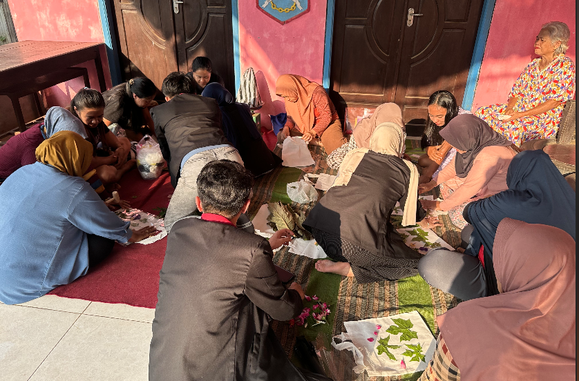 Ibu-Ibu PKK Ringinkembar Belajar Ecoprint, Sulap Daun dan Bunga Jadi Karya Bernilai Ekonomi