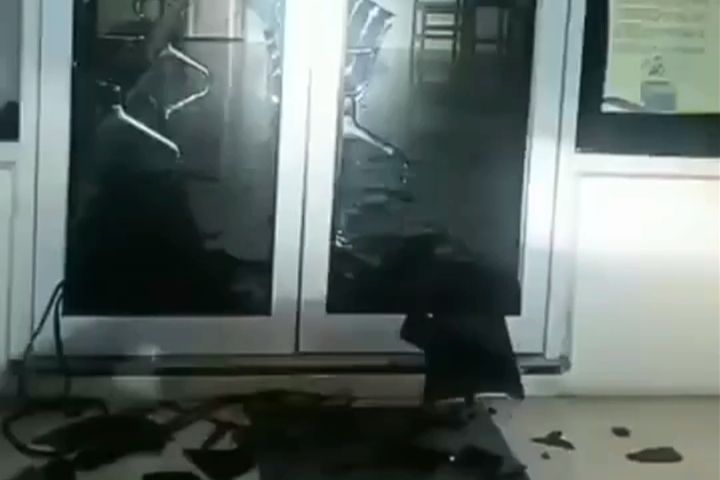 Pria ODGJ Mengamuk di Pinrang, Rusak Kantor Desa Pakai Parang