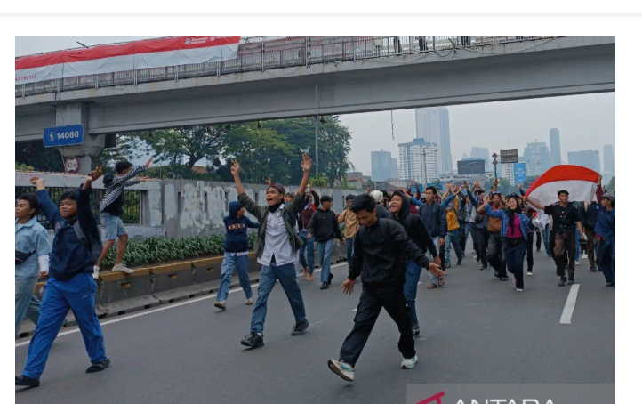 Demo di DPR Tanpa Komando, Sejumlah Pelajar Turut Bergabung