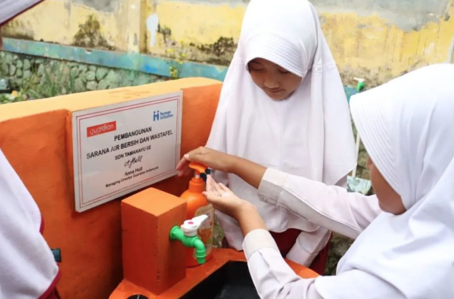 Guardian Indonesia Dukung Akses Sanitasi untuk Sekolah melalui Program Guardiancares