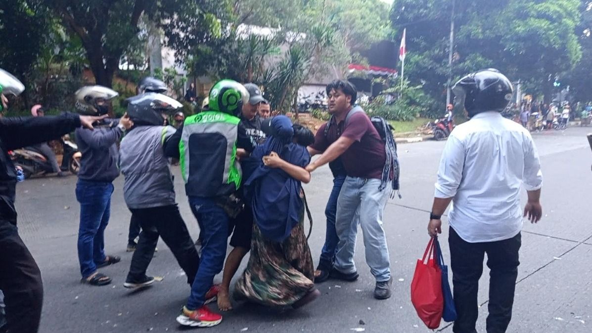 Viral! Emak-Emak dan Ojol Bebaskan Bocah dari Tangkap-Tangan Polisi Usai Demo di DPR