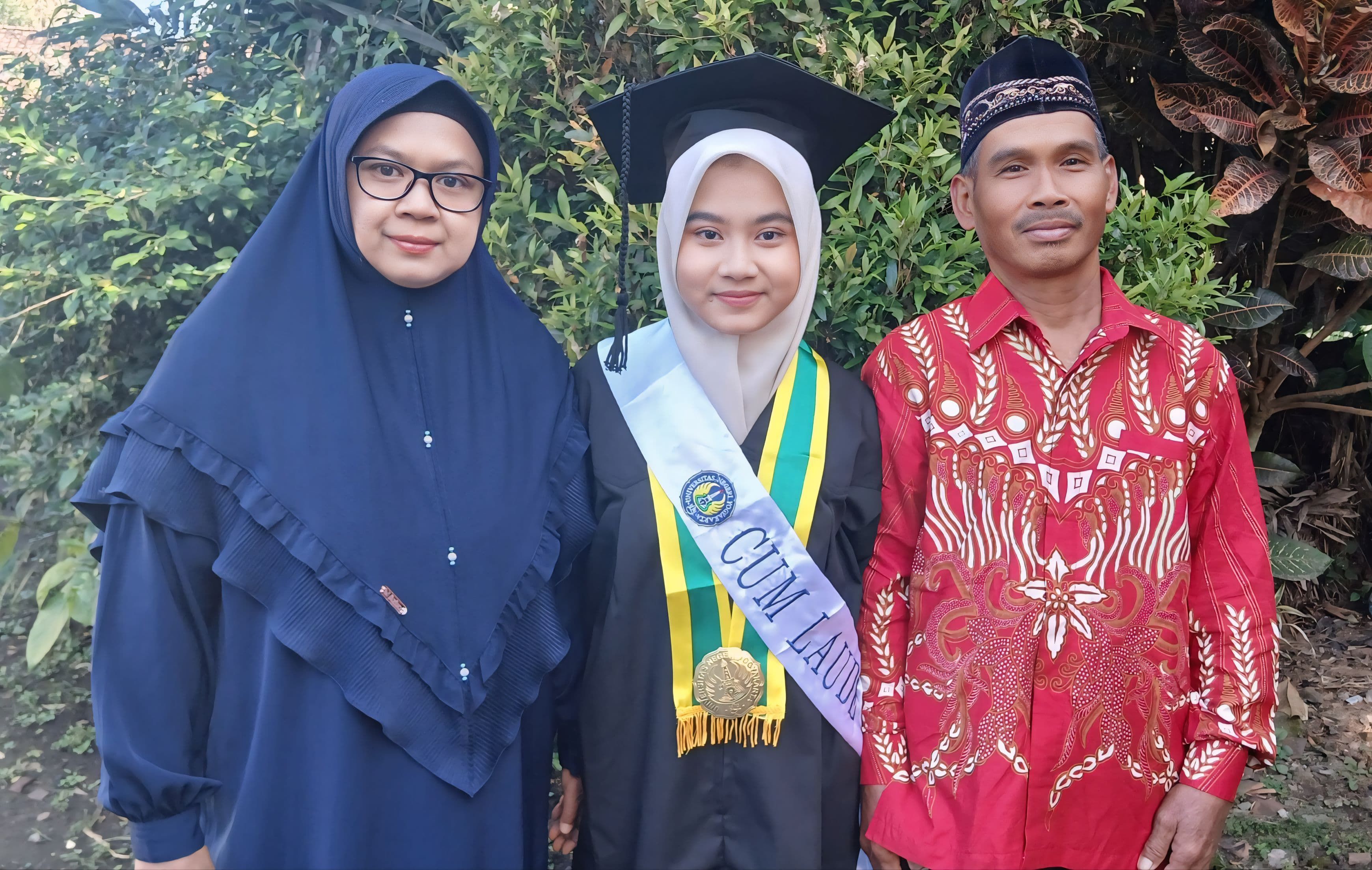 Dari Desa Menuju Podium Wisuda, Kisah Reni Asal Tempel Sleman Raih Predikat IPK Tertinggi Pada Wisuda UNY Periode Agustus 2025