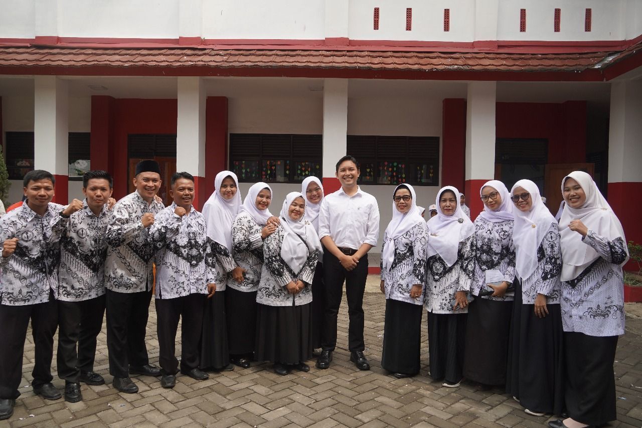 Anak Sehat dan Cerdas, Bupati Cianjur Bagikan Obat Cacing di Sekolah