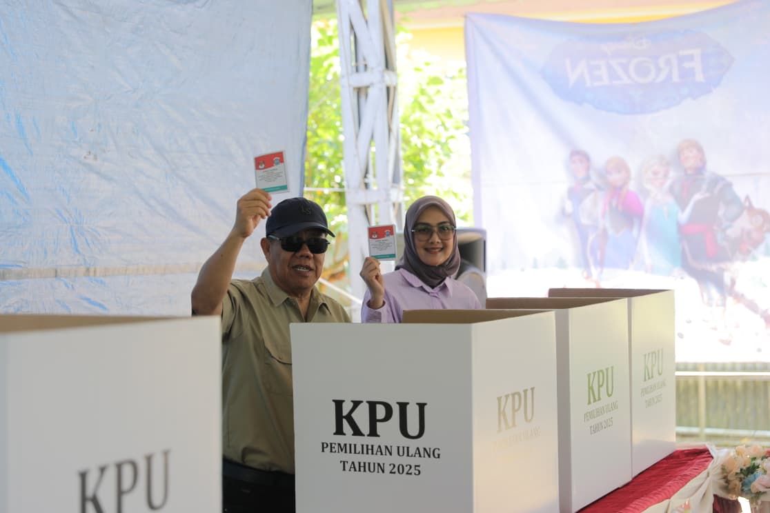 Salurkan Hak Pilihnya di TPS 006 Air Salemba, Gubernur Hidayat Berharap Terpilih Pemimpin Terbaik