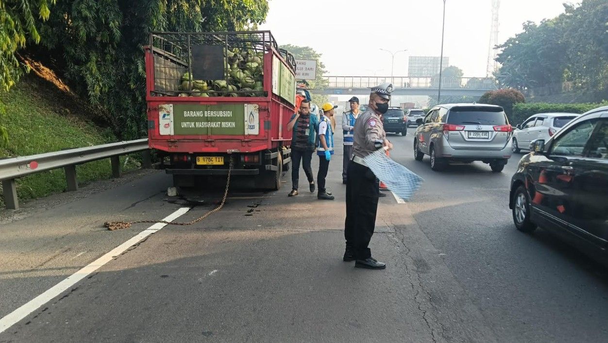Kecelakaan 2 Truk di Tol JORR Sampai Nempel, 1 Sopir Tewas Seketika