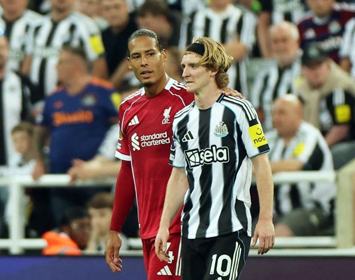 Anthony Gordon Minta Maaf usai Dikartu Merah saat Newcastle Kalah 2-3 dari Liverpool