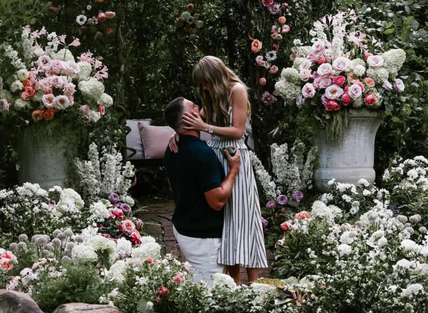 Diumumkan lewat Instagram, Taylor Swift Resmi Bertunangan dengan Travis Kelce!