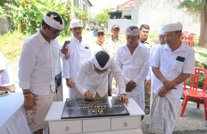 Pujawali di Pura Asem Sari Amerta Jimbaran, Bupati Adi Arnawa Tandatangani Prasasti