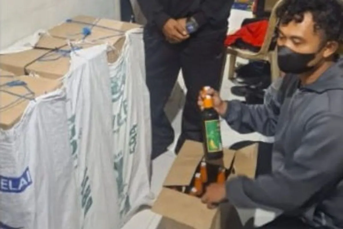 Polres Garut Amankan Ratusan Botol Miras dari Warung Milik Lansia di Leles