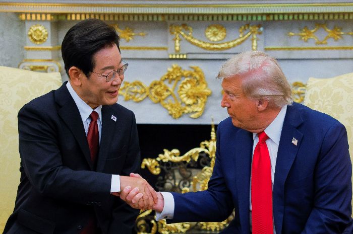 Penjelasan Medis di Balik Memar Tangan Donald Trump yang Bikin Publik Cemas