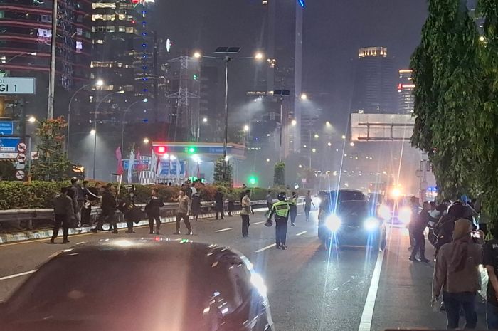 Ricuh Demo Meluas Sampai Semanggi, Polisi Lepas Gas Air Mata!