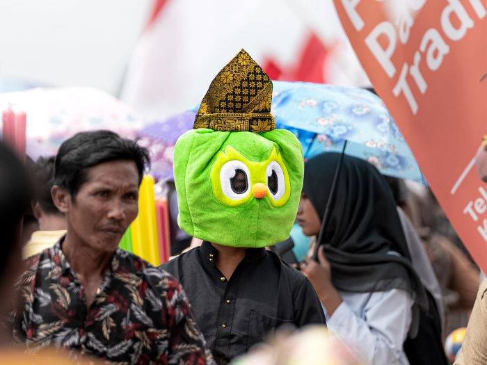 Maskot Duolingo Pamer Joget di Pacu Jalur