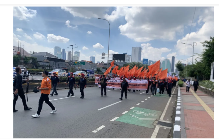 Ribuan Buruh Long March ke Gedung DPR, Sampaikan 6 Tuntutan Utama