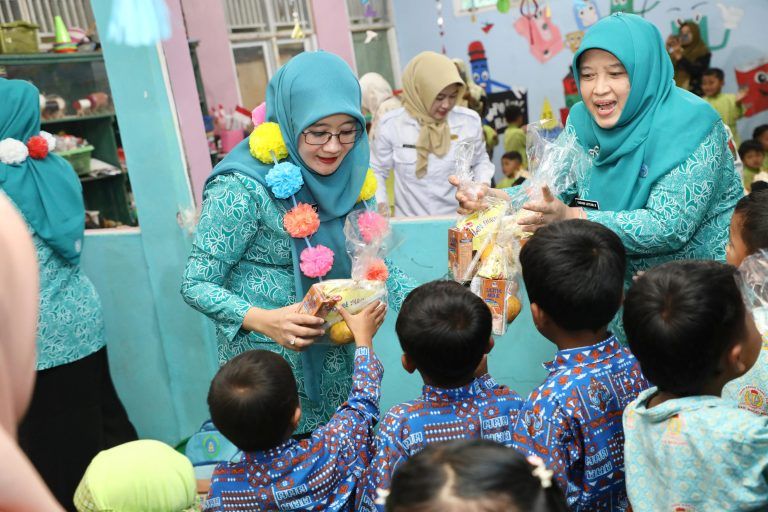 Senyum Gembria Nawal Yasin Saat Temui Anak-Anak Menari di PAUD Ngargosoko Magelang
