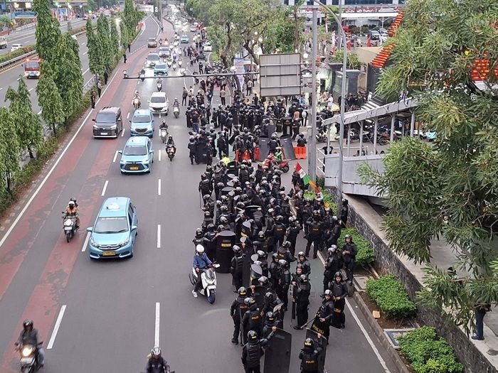 Demo DPR Makin Mencekam Jelang Malam, Brimob Siaga di Depan Polda Metro Jaya