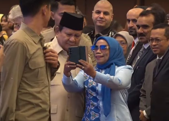 Momen Emak-Emak Nekat Selfie dengan Presiden Prabowo, Tak Gentar Hadapi Paspampres