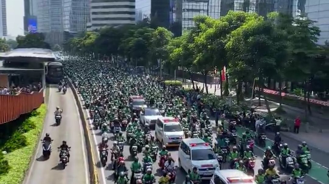 Pemandangan Ribuan Ojol Mengantarkan Jenazah Affan Kurniawan ke Pemakaman