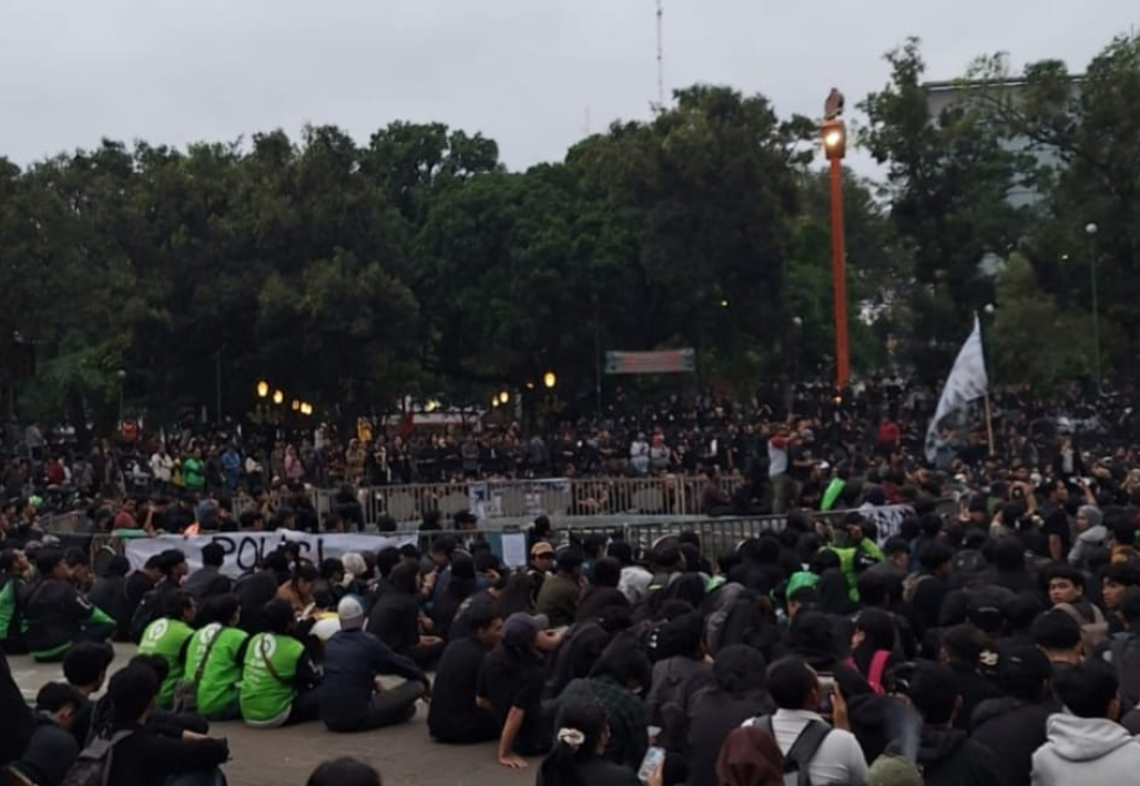 “Blackout” di Alun-Alun Malang: Doa dan Lilin untuk Affan Kurniawan