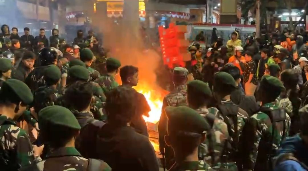 Suasana Mencekam di Mapolresta Malang: Demonstran Bertahan hingga Larut Malam