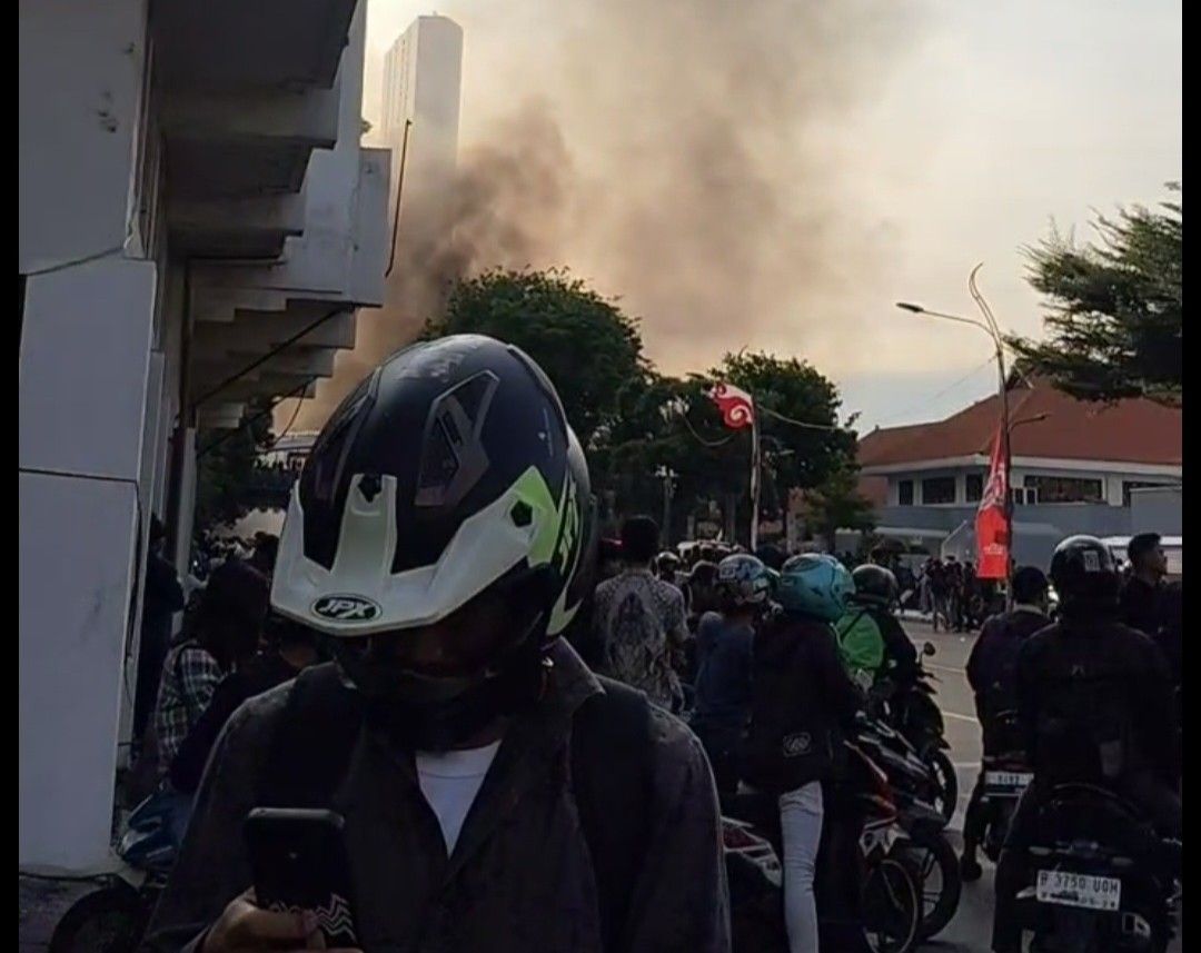 Kawasan Gedung Grahadi Surabaya Mencekam: Aksi Solidaritas bagi Affan Kurniawan Berubah Menjadi Kekacauan