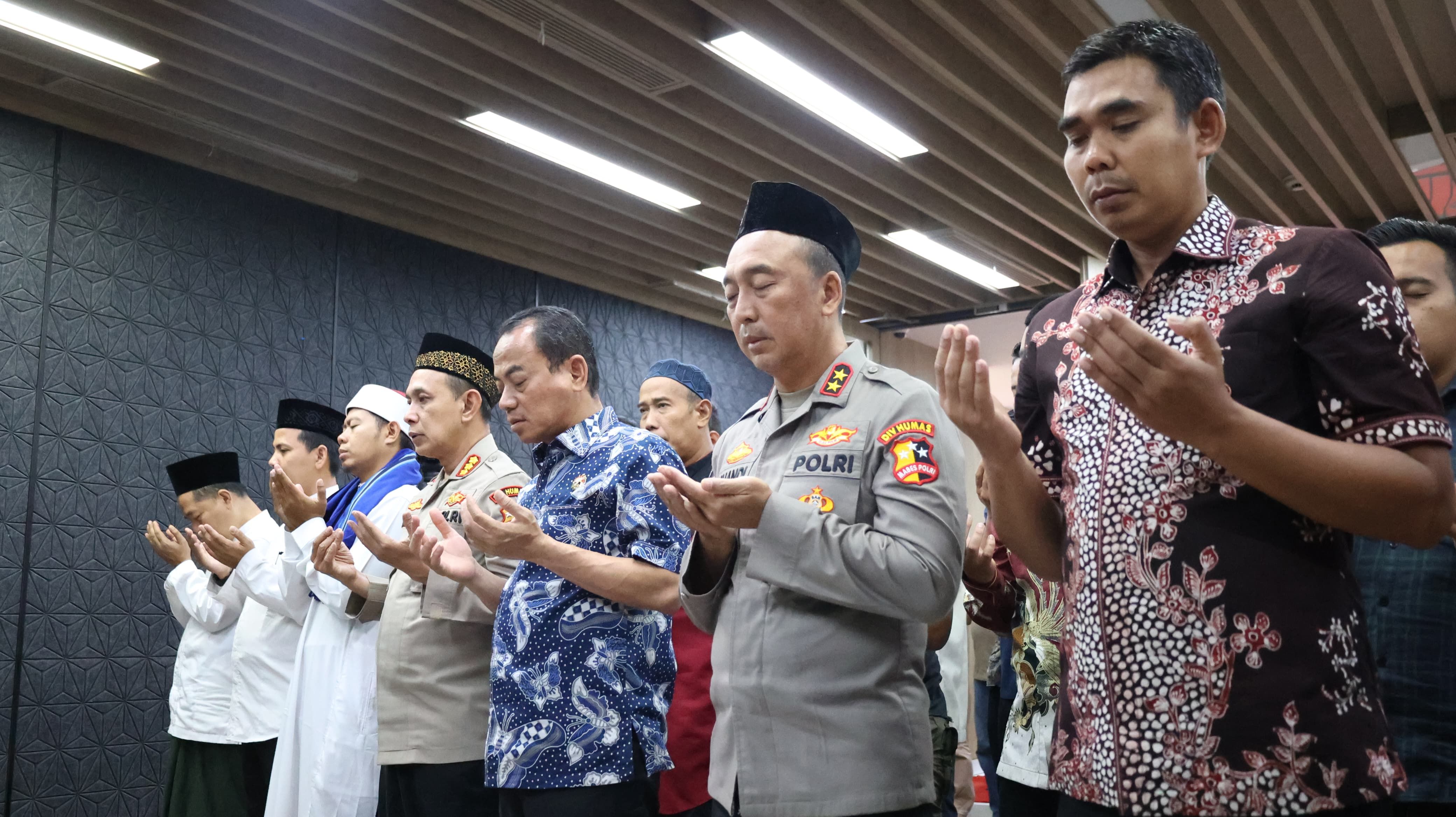 Polda Metro Jaya Hingga Mabes Polri Gelar Salat Gaib Untuk Ojol yang Tewas Dilindas Brimob