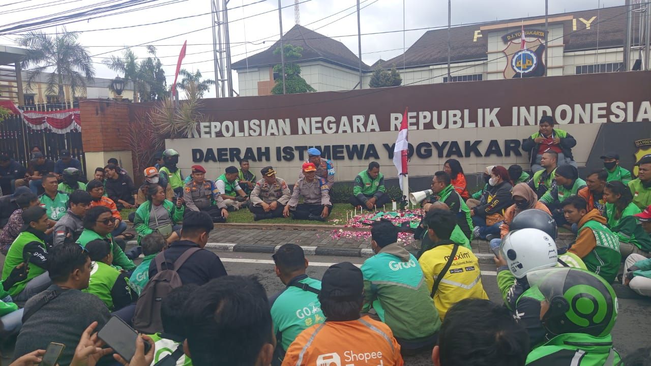 Momen Perwakilan Polda DIY Bersama Forum Ojol Gelar Doa Bersama, Buntut Insiden Rantis Brimob Tabrak Ojol Hingga Tewas