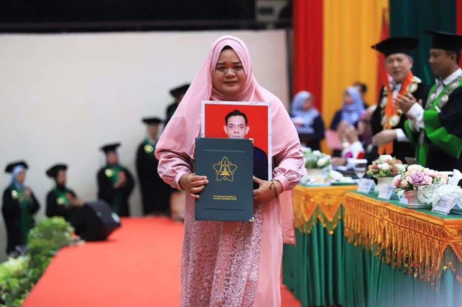 Tangis Haru di USK, Kakak Terima Ijazah Adik yang Wafat Sebelum Yudisium