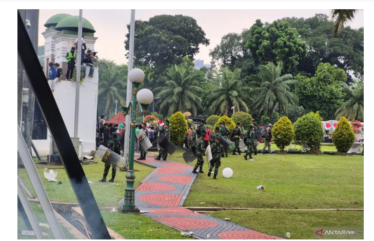 TNI AD Coba Tenangkan Massa di Depan DPR Saat Aksi Makin Memanas