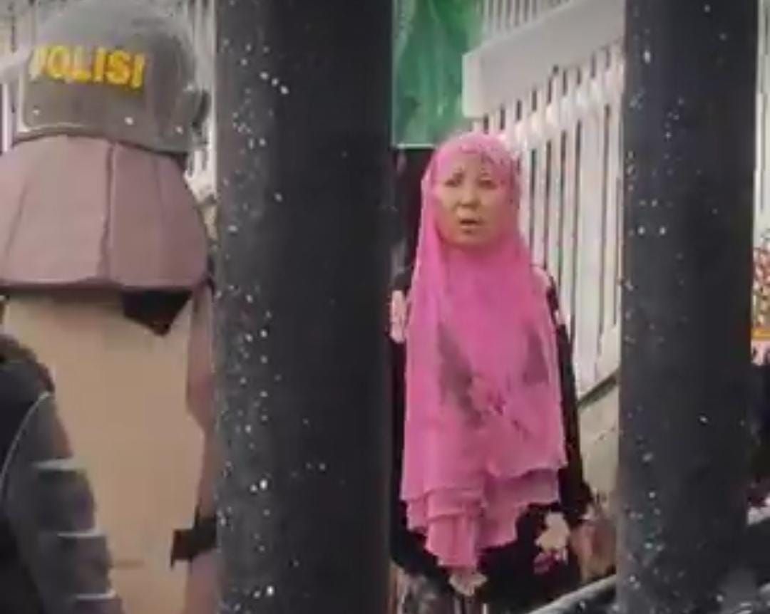 Aksi Heroik Ibu Berjilbab Pink di Tengah Unjuk Rasa, Sempat Bikin Keluarga Cemas