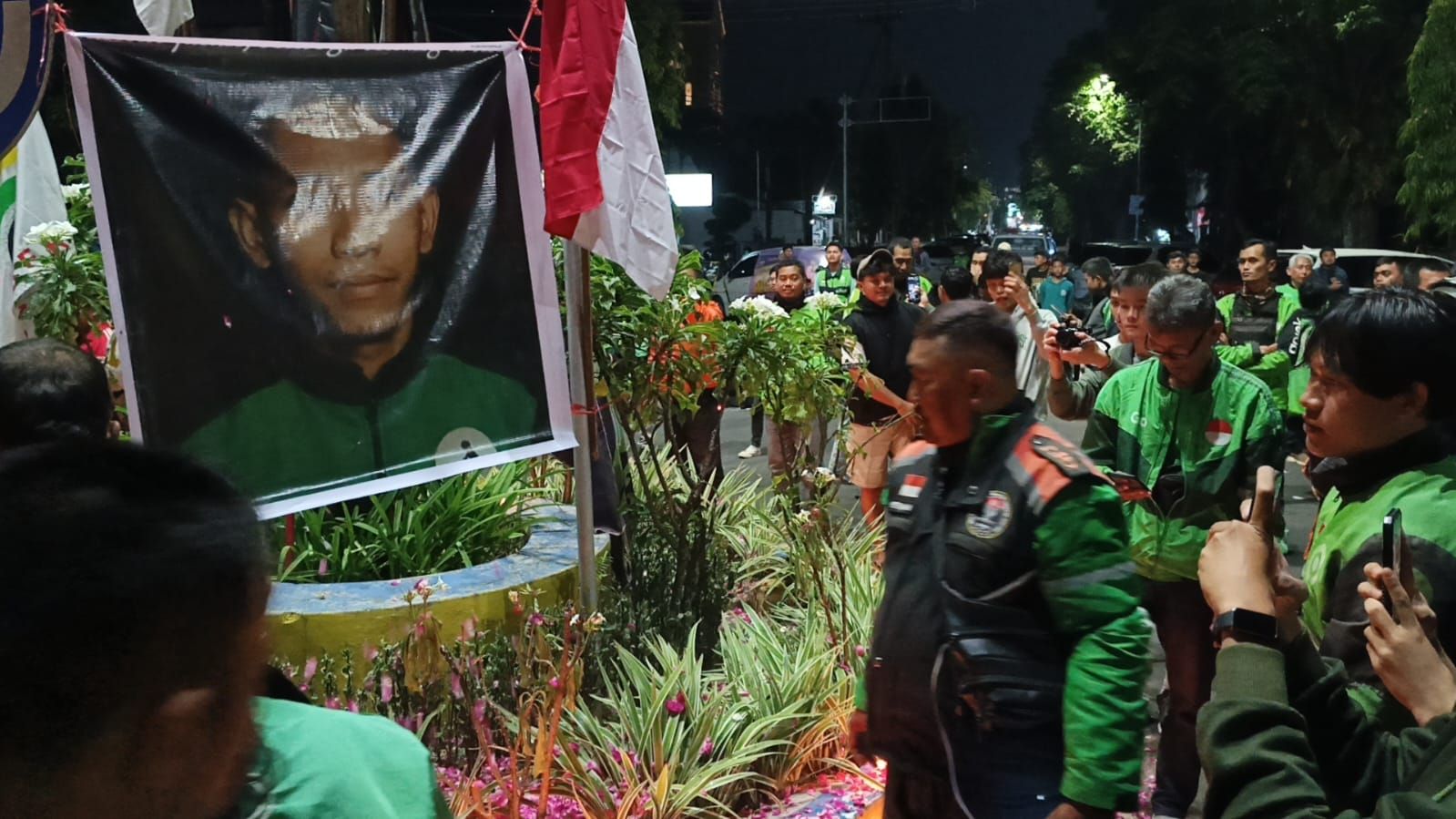 Aksi Tabur Bunga di Depan Foto Affan Kurniawan, Ratusan Ojol Kecam Copot Jabatan Kapolri