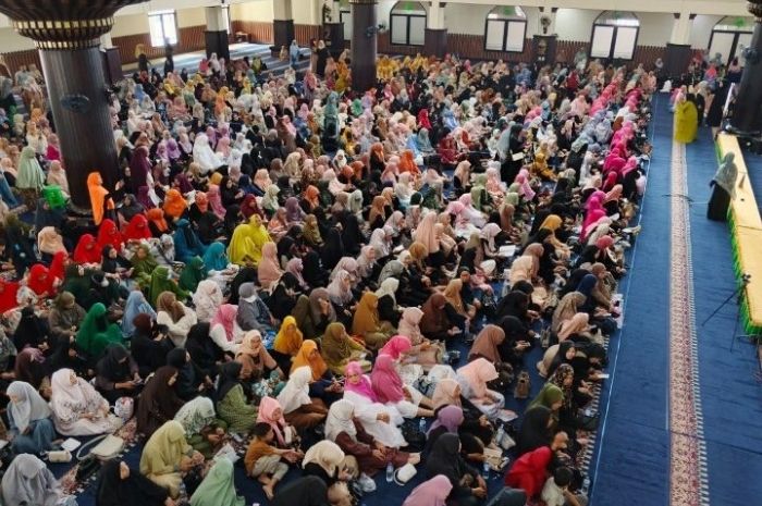 Navigasi Iman Edisi Oki Setiana Dewi di Gorontalo Dibanjiri Ribuan Jamaah