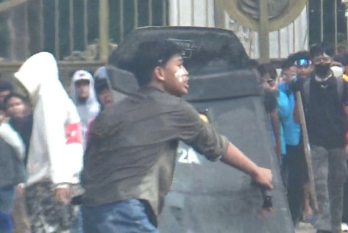 Ricuh! Demo di DPRD Jambi Berujung Bentrok, Mobil Terbakar dan Sejumlah Orang Terluka