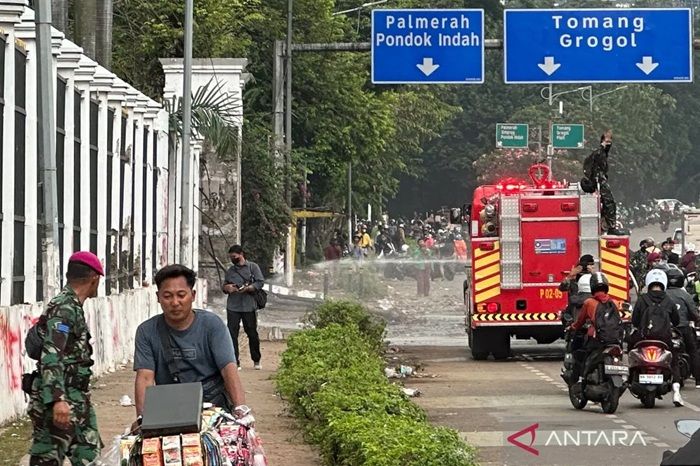 Minimalisir Efek Gas Air Mata, Damkar Semprotkan Air di Lingkungan DPR RI