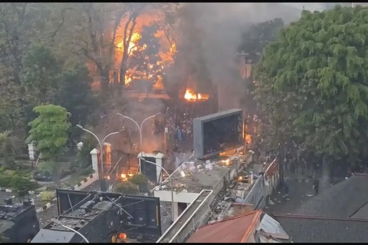 Aksi Ricuh di Bandung, Aset MPR RI di Jalan Diponegoro Hangus Terbakar