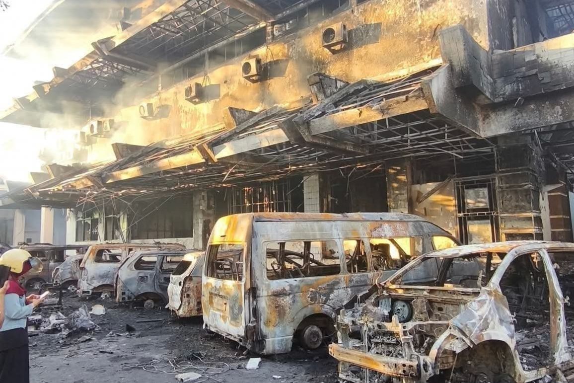 19 Mobil Legislator DPRD Makassar Hangus Saat Gedung Dibakar Massa, Ada Ambulans hingga Mobil Mewah