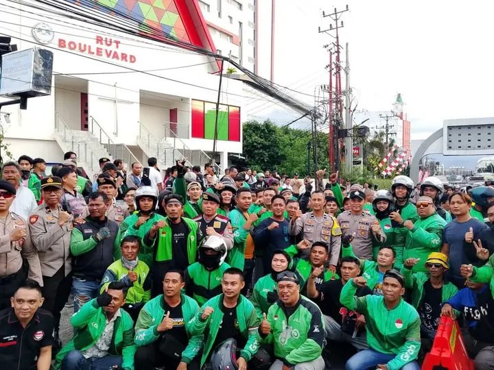 “Bakujaga” Ratusan naskot dibagikan oleh kepolisian kepada pengendara ojek online di Kota Manado