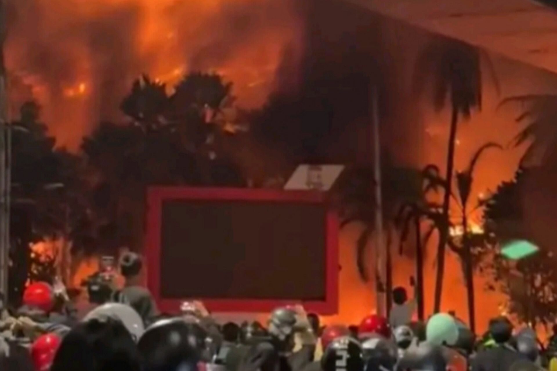 Aksi Demo di Makassar Ricuh Telan Korban Jiwa, Fasilitas Dirusak hingga Gedung DPRD-Pos Polisi Dibakar