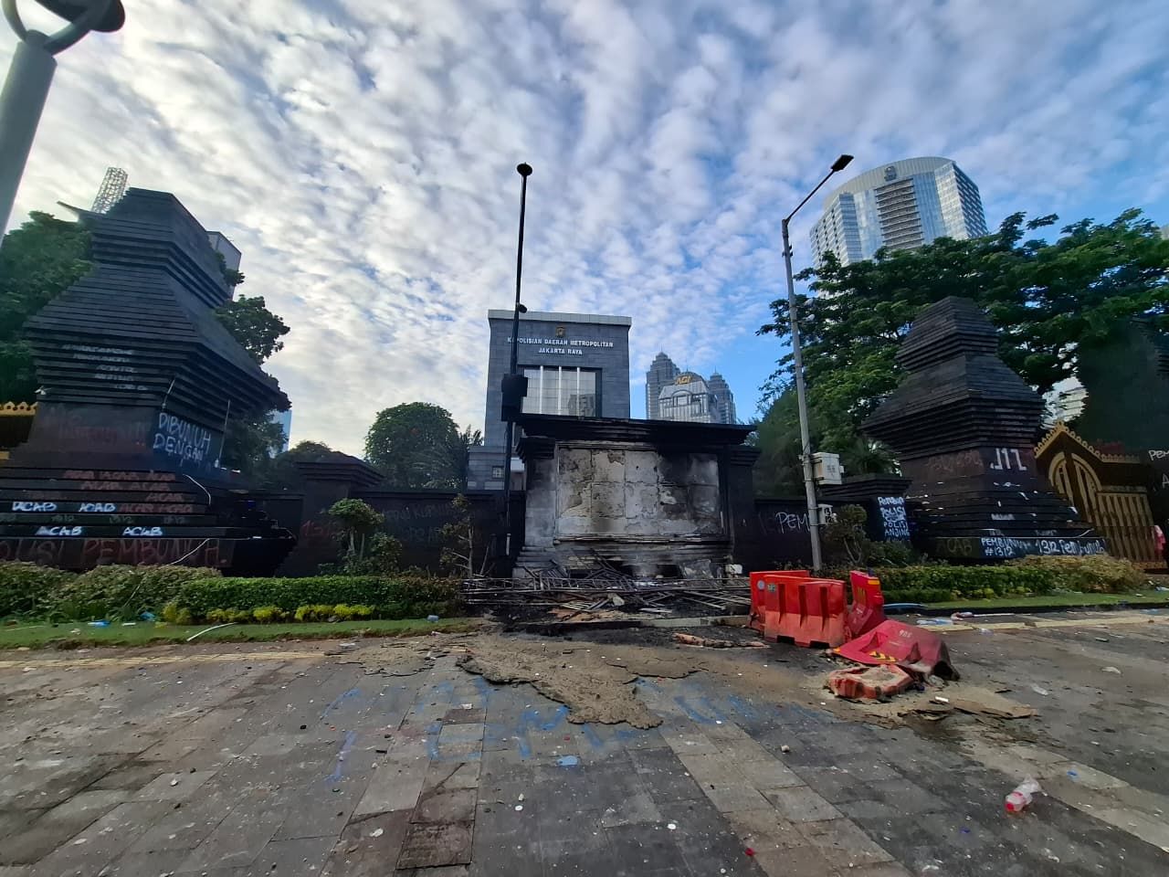 Ricuh Demo di Polda Metro hingga Pagi Hari, Begini Potret Kerusakannya