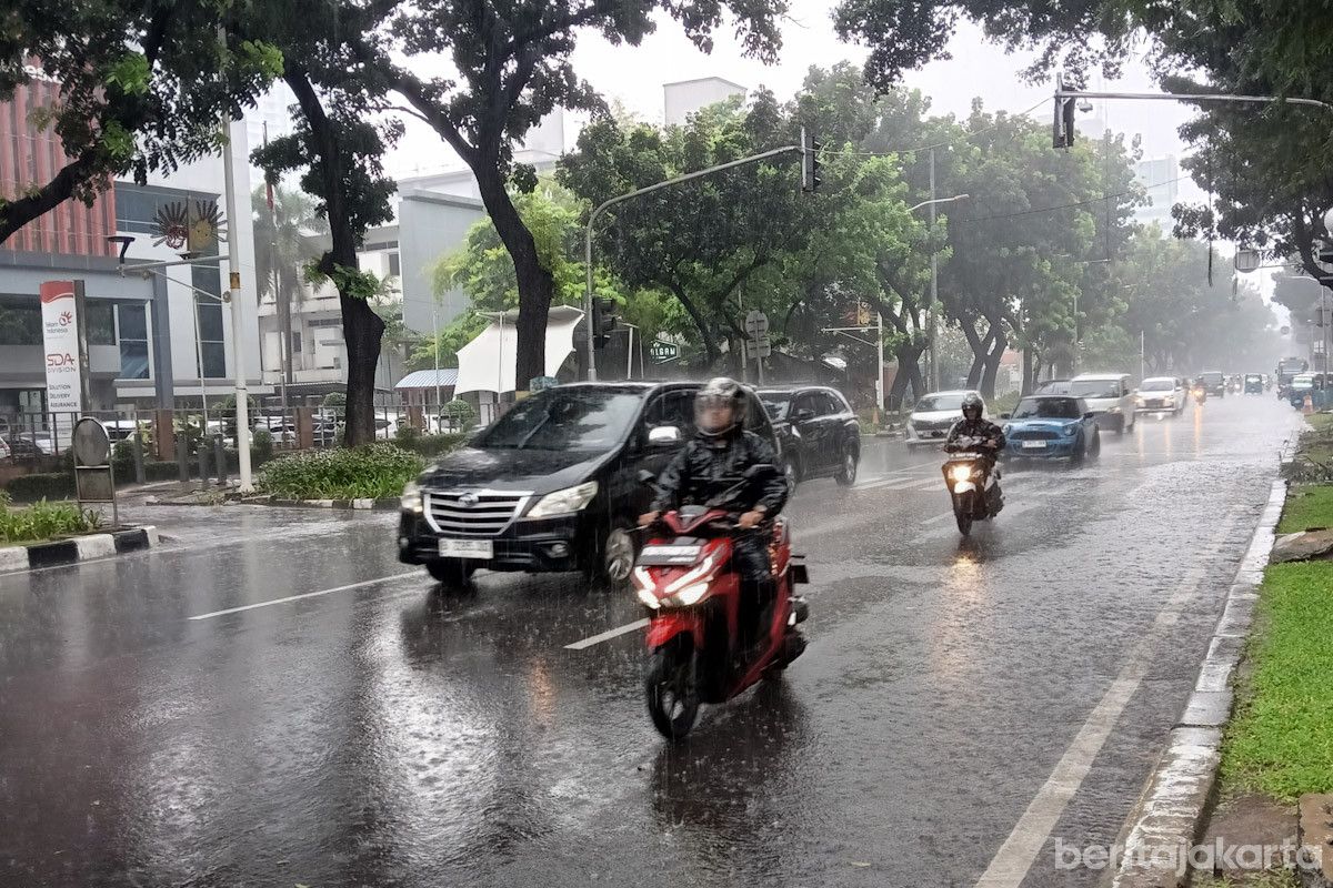Jakarta Diprediksi Hujan Ringan Sepanjang Hari, Waspadai Petir di Malam Hari